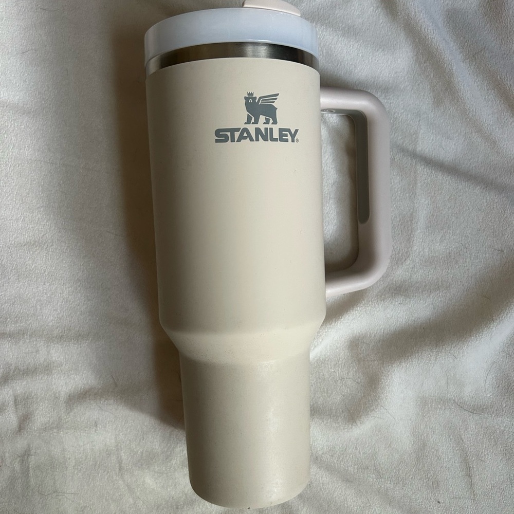 Stanley Cup Quencher H2.0 FlowState Tumbler 40oz Cream